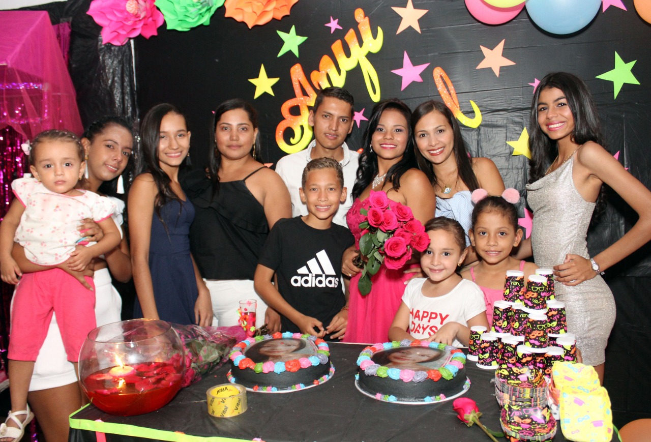 La quinceañera en compañía de sus primos.